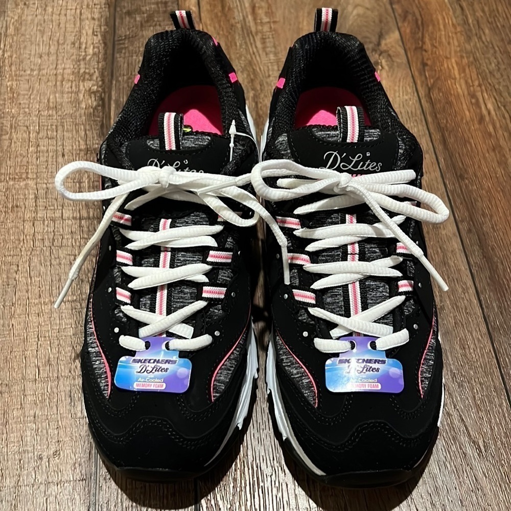 *NWT* Skechers D’ Lites w/ Memory Foam